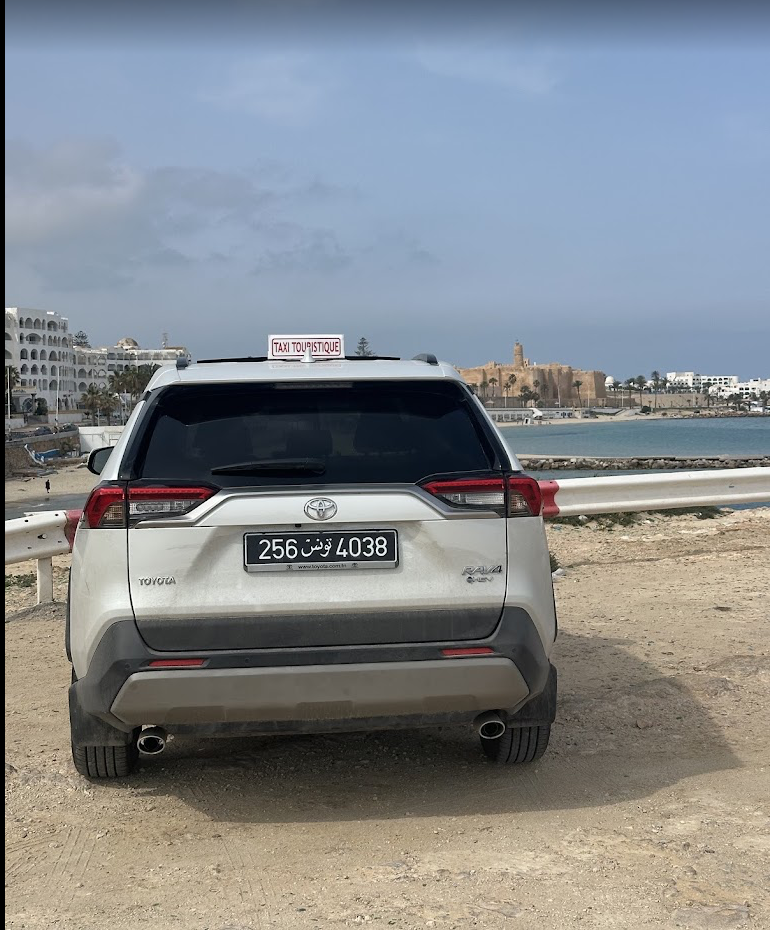 Toyota RAV4 vu de l’arrière au bord de la mer