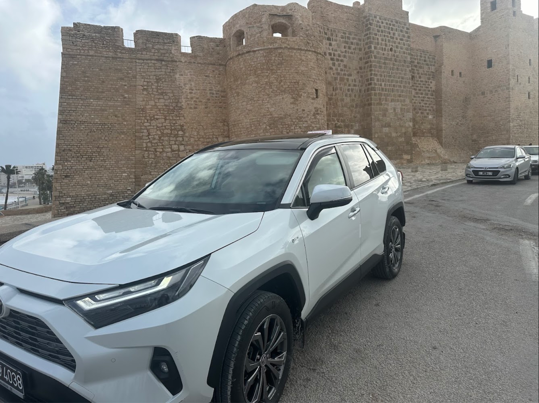 Toyota RAV4 devant une forteresse en Tunisie