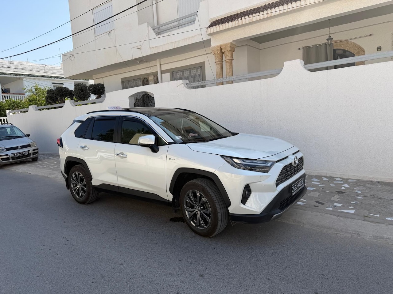 Toyota RAV4 blanche de Taxi Touristique Ahmed Douaieb